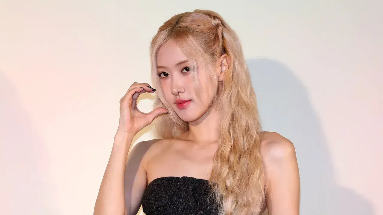 BLACKPINK's Rosé Fully Committed to Bleached Brows Trend