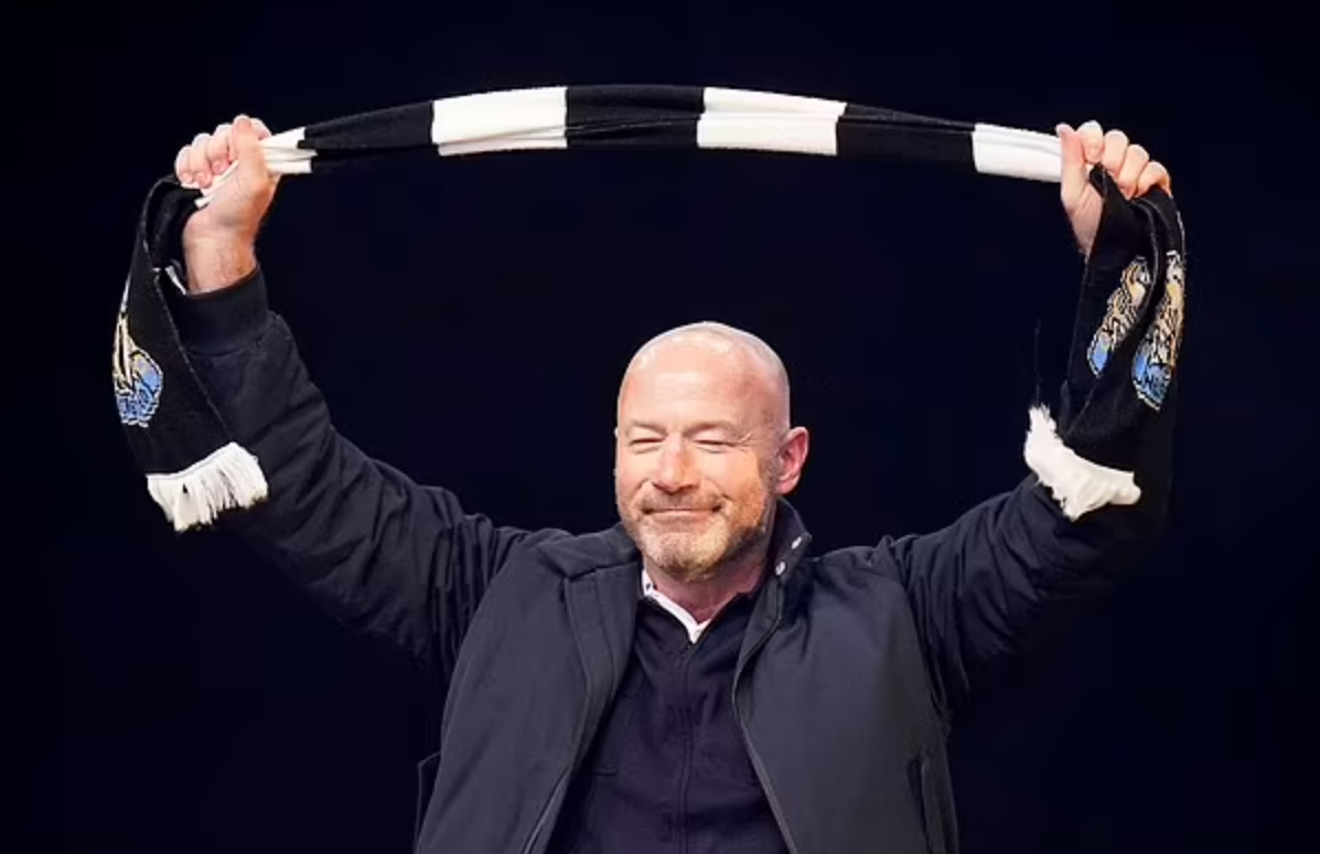 Alan Shearer pays tribute to his father at Newcastle's EFL Cup parade